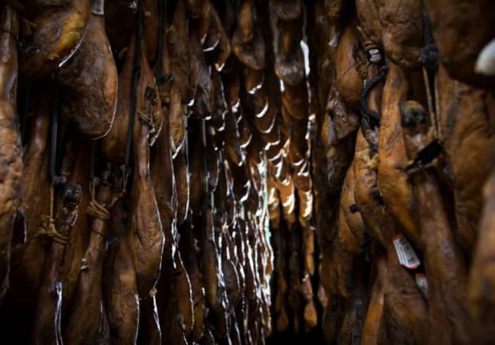 Cientos de jamones secándose y madurando para lograr su delicioso sabor
