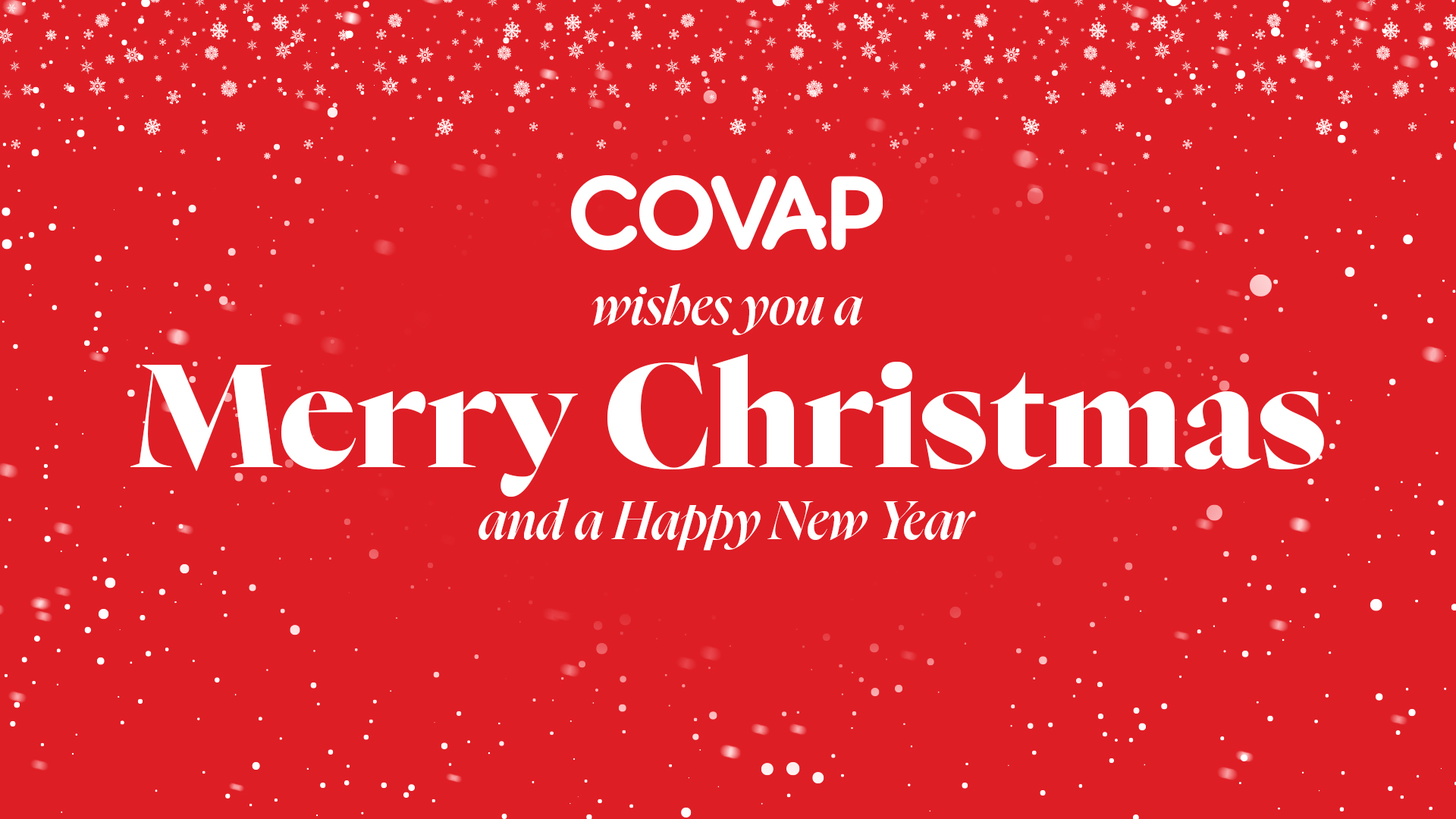 Carnicero de COVAP cortando con delicadeza jamón mientras una clienta le mira con asombro