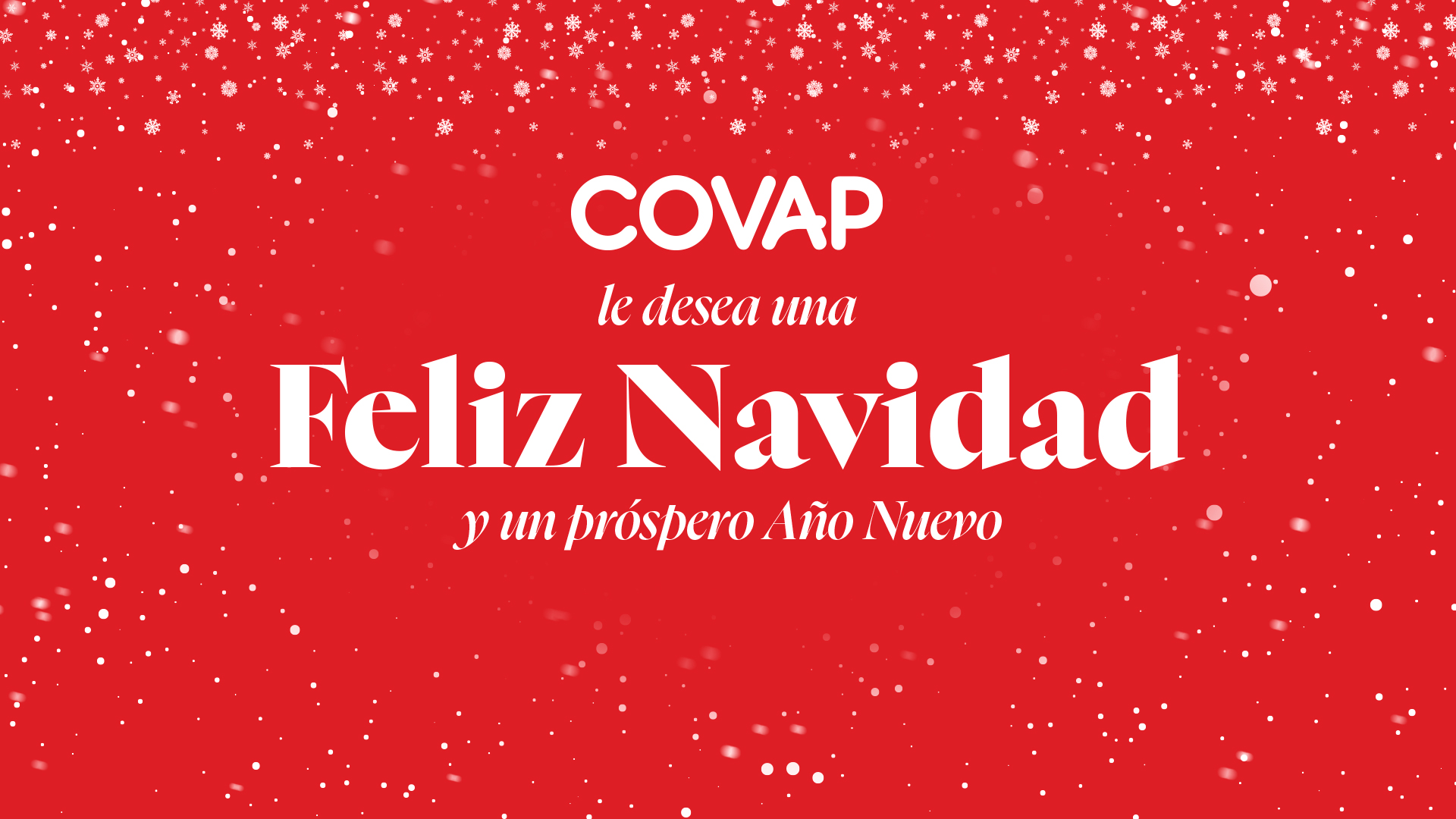 Carnicero de COVAP cortando con delicadeza jamón mientras una clienta le mira con asombro